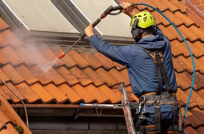 Démoussage et hydrofuge de toiture à Isse